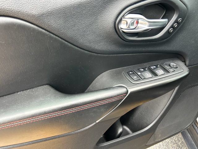 Used 2019 Jeep Cherokee Trailhawk AWD/4WD image 28