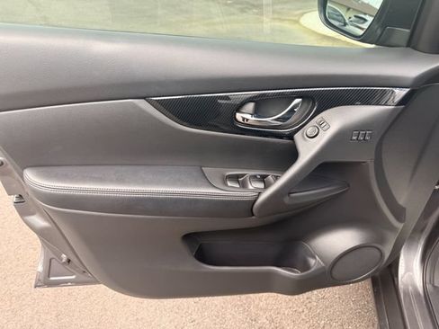 Used 2017 Nissan Rogue SL w/ SL Premium Package FWD image 3