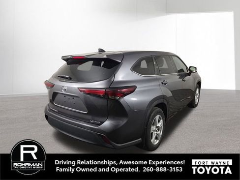 Used 2024 Toyota Highlander LE AWD/4WD image 6