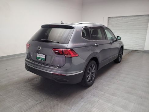 Used 2023 Volkswagen Tiguan SE w/ Panoramic Sunroof Package FWD image 9