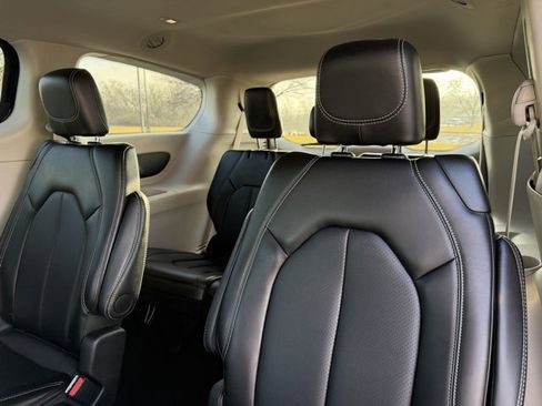 Used 2024 Chrysler Pacifica Touring-L image 16