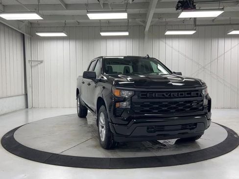 Used 2023 Chevrolet Silverado 1500 Custom image 2