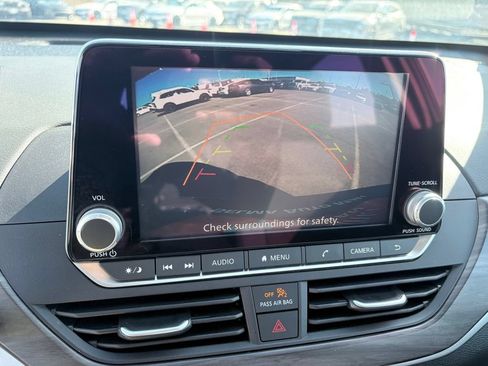 Used 2025 Nissan Altima 2.5 SV FWD image 17