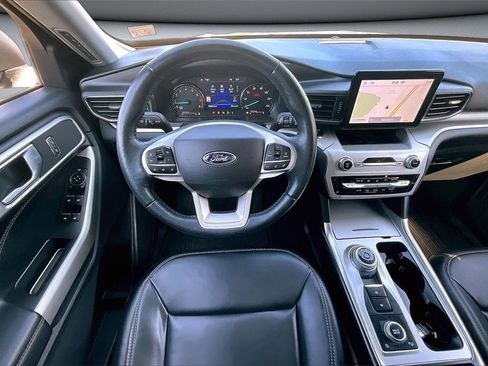 Used 2022 Ford Explorer XLT w/ Equipment Group 202A image 8