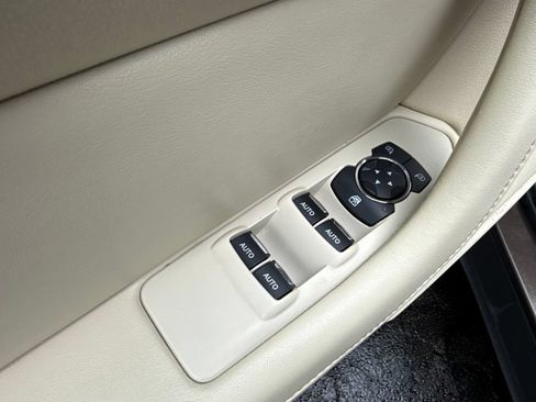 Used 2015 Lincoln MKS AWD image 21