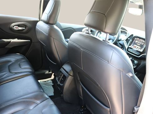 Used 2019 Jeep Cherokee Limited FWD image 18