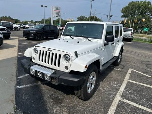 Used 2015 Jeep Wrangler Unlimited Sahara w/ Connectivity Group AWD/4WD image 3