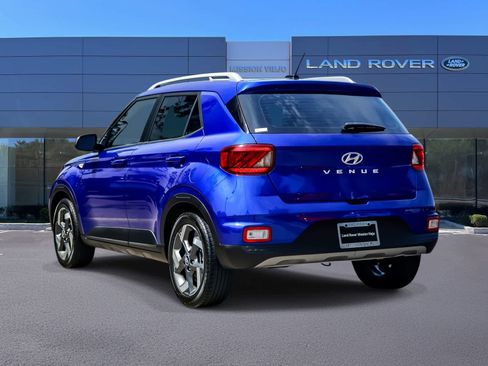 Used 2023 Hyundai Venue Limited FWD image 6