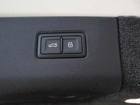 Used 2025 Bentley Bentayga image 28