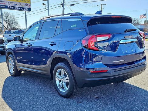 Used 2022 GMC Terrain SLE w/ Driver Convenience Package image 4