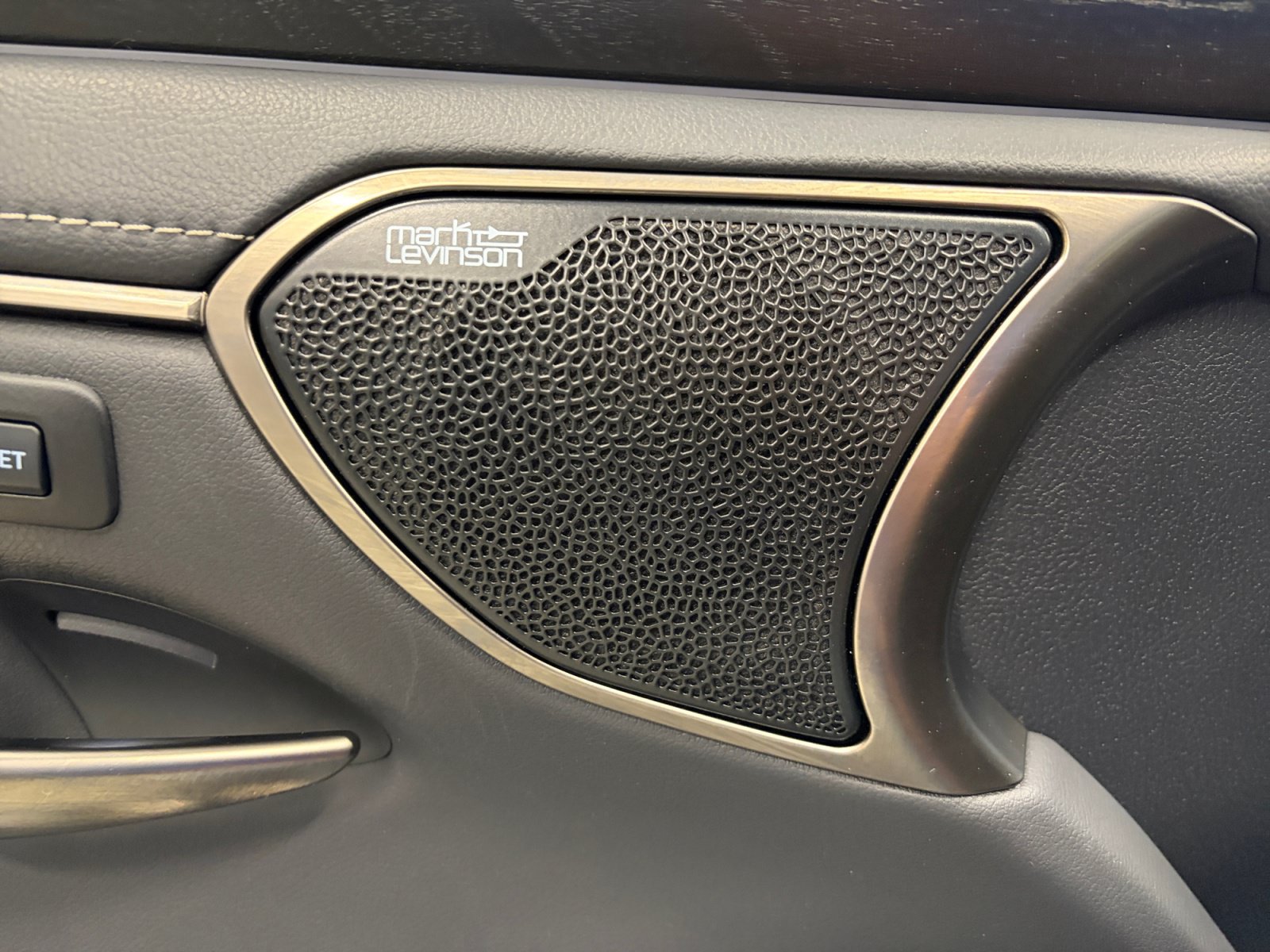 Used 2022 Lexus ES 300h w/ Accessory Package FWD image 27