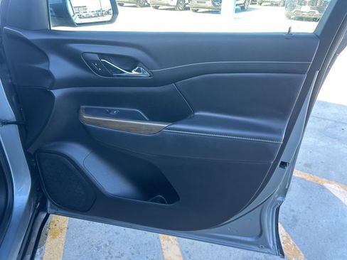 Used 2023 GMC Acadia SLE w/ Driver Convenience Package image 9