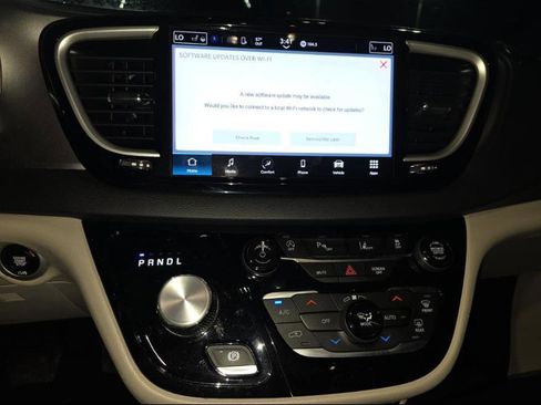 Used 2023 Chrysler Pacifica Touring-L image 5