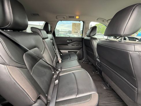 Used 2025 Nissan Pathfinder SL AWD/4WD image 8