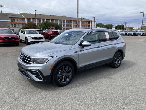 Certified 2023 Volkswagen Tiguan SE w/ Panoramic Sunroof Package FWD image 50