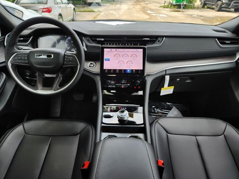 New 2025 Jeep Grand Cherokee Limited image 3