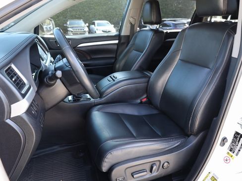 Used 2019 Toyota Highlander XLE image 14