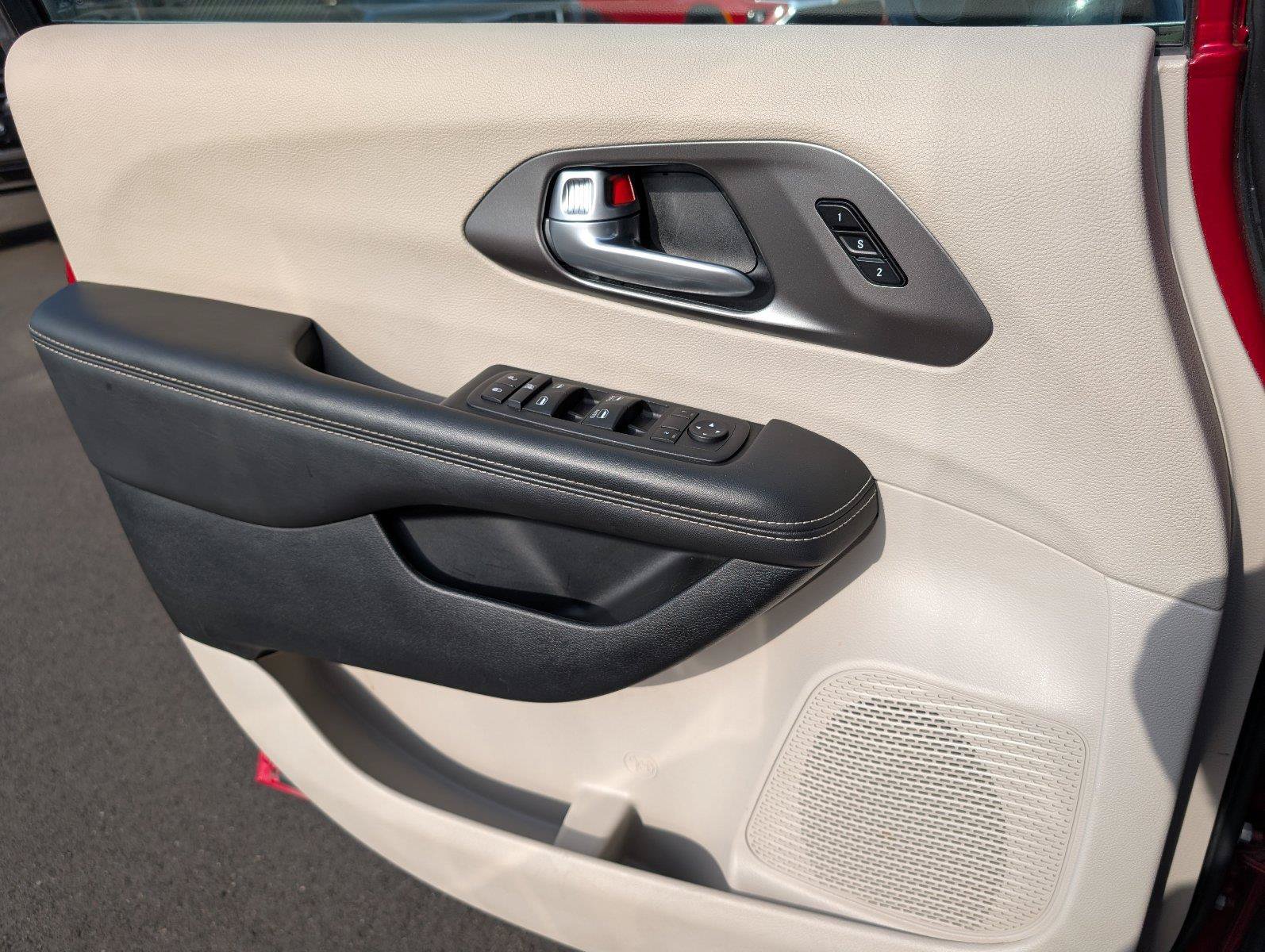 Used 2024 Chrysler Pacifica Touring-L FWD image 15