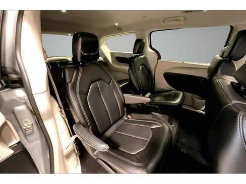 Used 2024 Chrysler Pacifica Touring-L FWD image 41