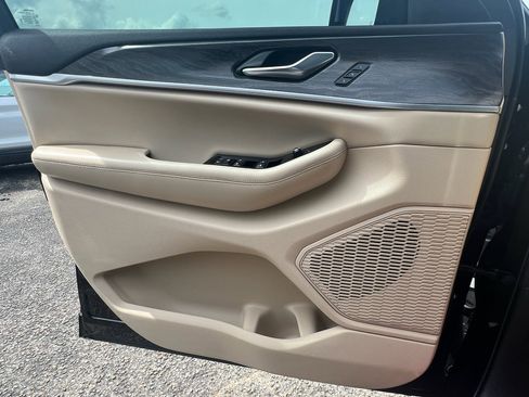 Used 2025 Jeep Grand Cherokee L Limited image 19