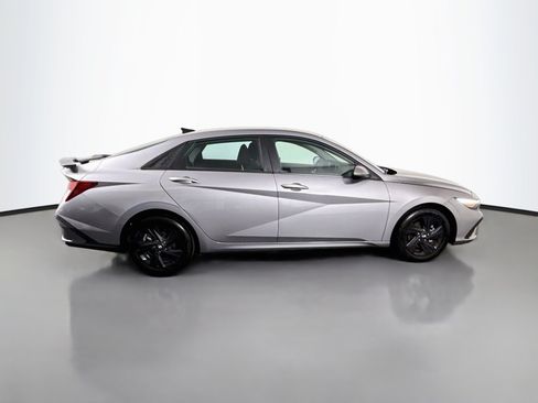 Used 2025 Hyundai Elantra SE FWD image 11