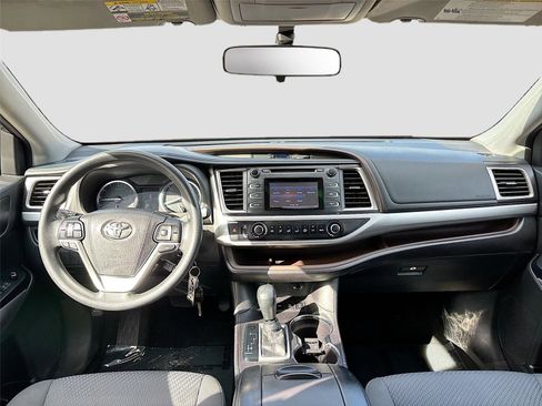 Used 2016 Toyota Highlander LE image 24
