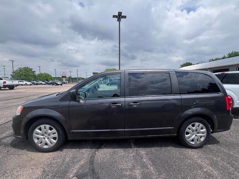 Used 2018 Dodge Grand Caravan SE w/ UConnect Hands-Free Group FWD image 1