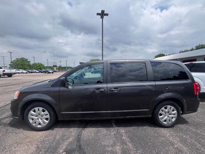 Used 2018 Dodge Grand Caravan SE w/ UConnect Hands-Free Group