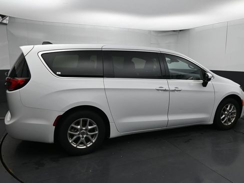 Used 2023 Chrysler Pacifica Touring-L FWD image 12