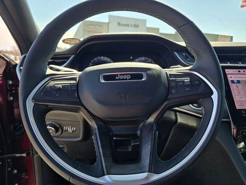 Used 2025 Jeep Grand Cherokee Limited image 13