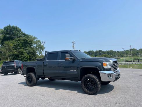Used 2018 GMC Sierra 2500 SLE w/ HD SLE Preferred Plus Package AWD/4WD image 26