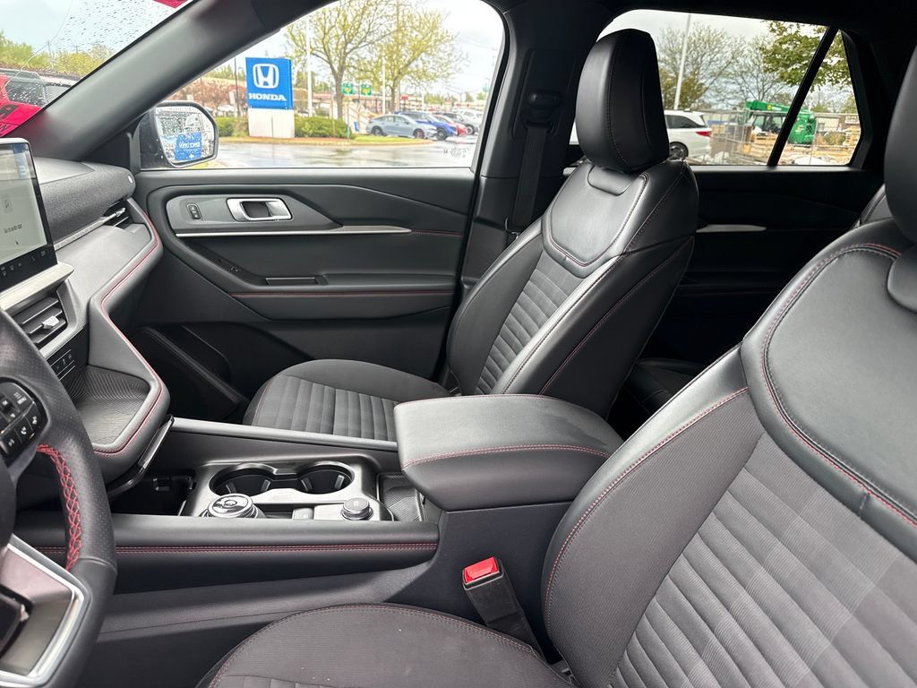 Used 2025 Ford Explorer ST-Line w/ ST-Line Street Pack AWD/4WD image 13