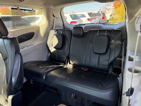 Used 2017 Chrysler Pacifica Touring-L image 10