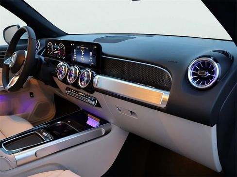 New 2025 Mercedes-Benz GLB 250 4MATIC image 11