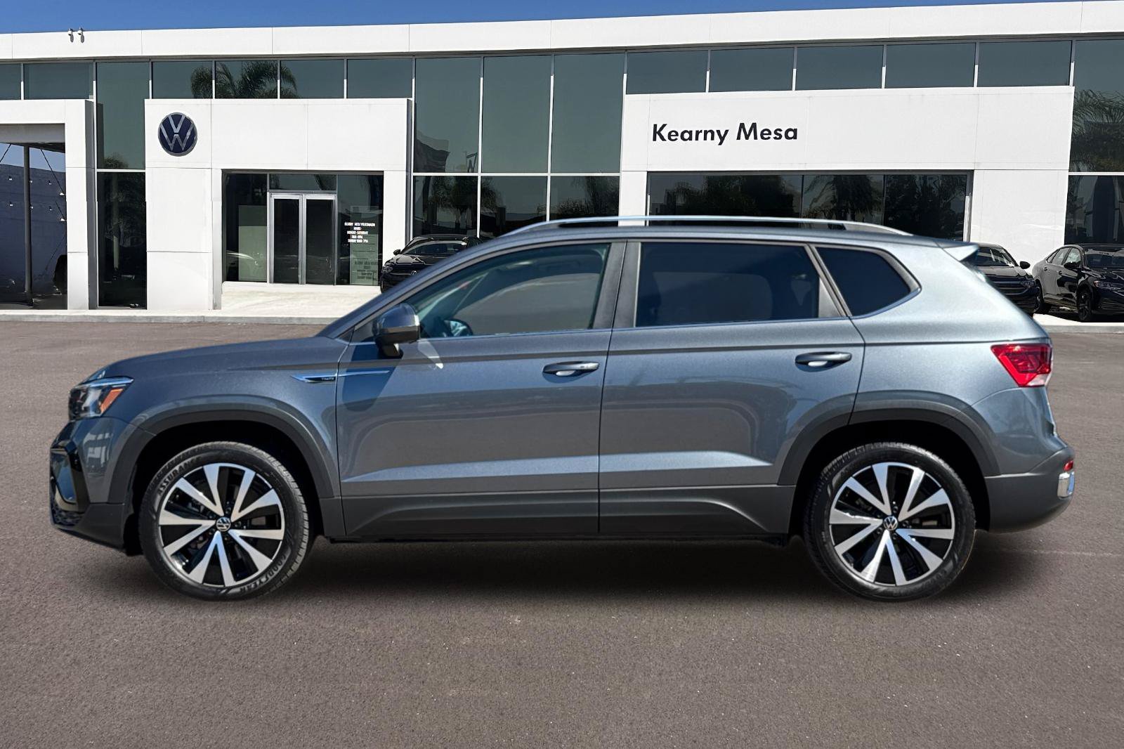 Used 2023 Volkswagen Taos SE w/ Panoramic Sunroof Package FWD image 7