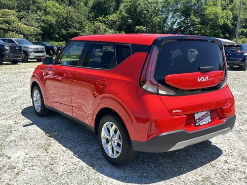 Used 2024 Kia Soul LX w/ Option Group 015 FWD image 7