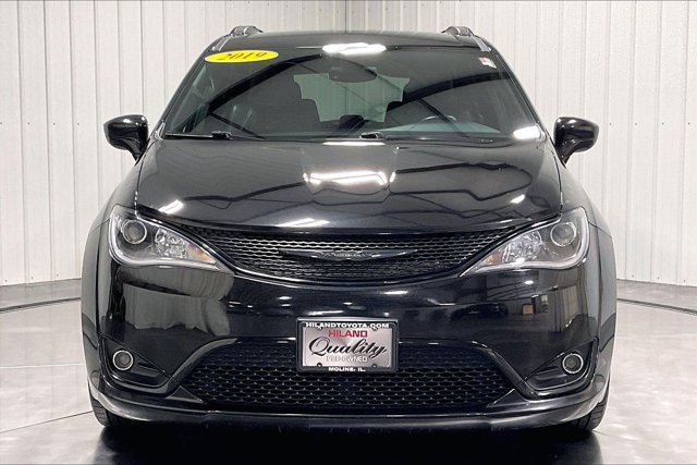 Used 2019 Chrysler Pacifica Touring-L Plus FWD image 2