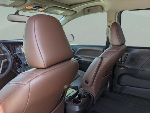 Used 2017 Toyota Sienna Limited image 21
