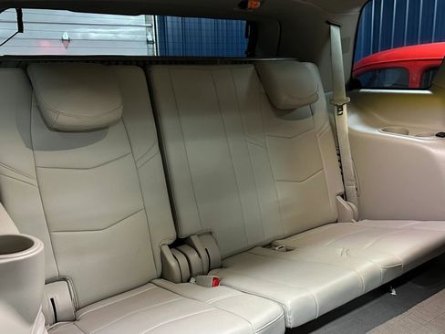 Used 2019 Cadillac Escalade Premium Luxury image 19