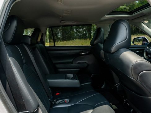 Used 2020 Toyota Highlander XLE FWD image 18
