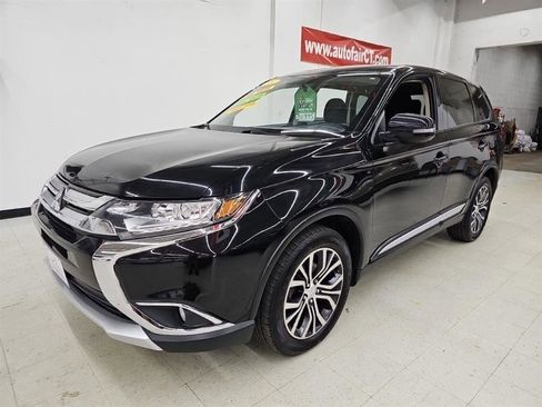 Used 2018 Mitsubishi Outlander SE image 3