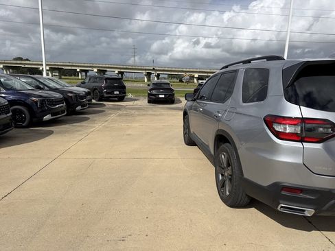 Used 2023 Honda Pilot Sport image 18