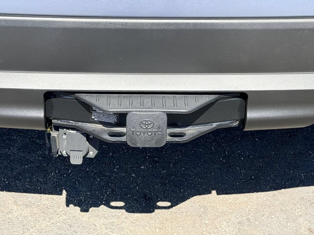 Used 2021 Toyota Highlander XLE AWD/4WD image 14