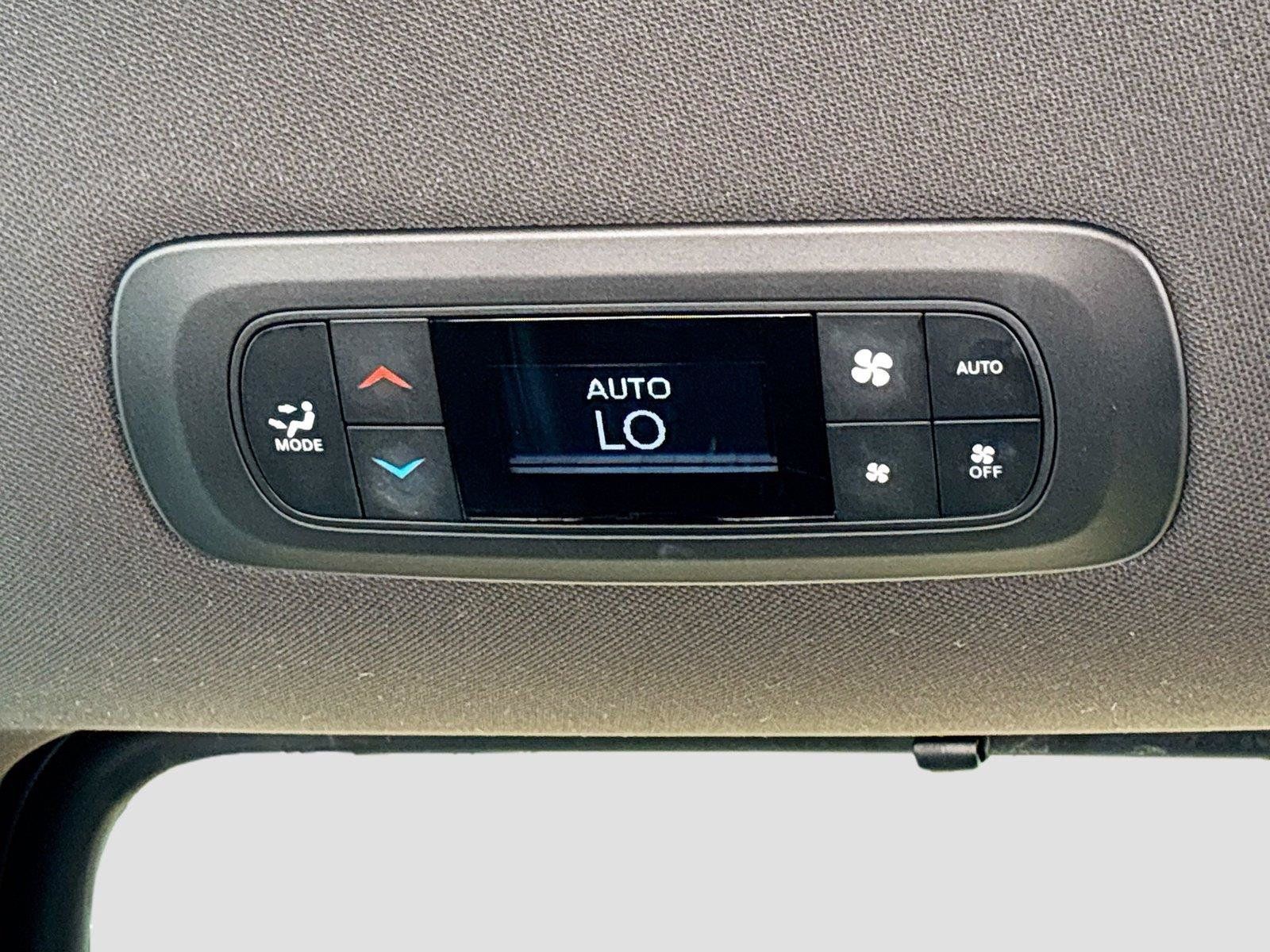 Used 2025 Chrysler Pacifica Select FWD image 25