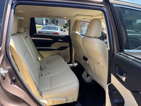 Used 2018 Toyota Highlander XLE AWD/4WD image 26
