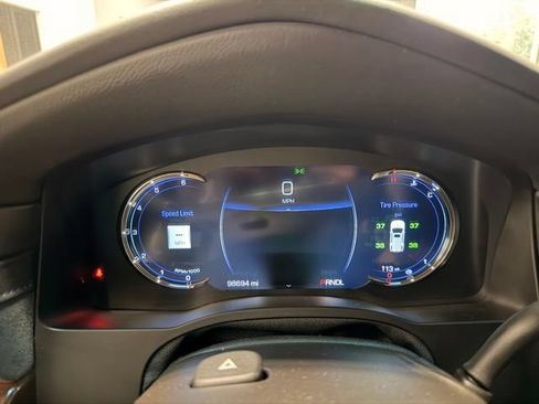 Used 2017 Cadillac Escalade Luxury AWD/4WD image 32