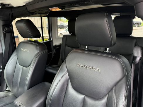Used 2016 Jeep Wrangler Unlimited Sahara w/ Connectivity Group AWD/4WD image 13