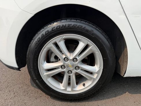 Used 2017 Chevrolet Cruze LT w/ Convenience Package FWD image 9
