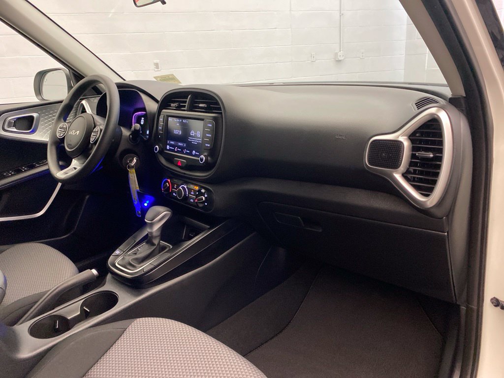 Used 2025 Kia Soul LX w/ LX Technology Package FWD image 24