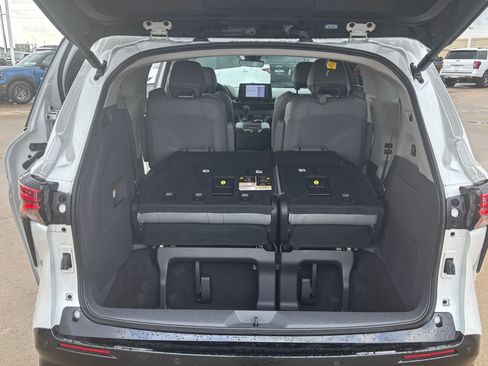 Used 2023 Toyota Sienna Limited image 48